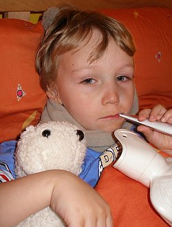 Bei Babys und Kindern kommt es öfter zu erhöhten Temperaturen oder Fieber. Das sind typische Reaktionen des noch lernenden Immunsystems. Eltern sollten die Temperaturentwicklung im Blick behalten.