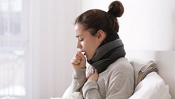 Bei einem Atemwegsinfekt wie Grippe oder Erkältung ist Husten ein typisches Symptom.   Für den geschwächten Körper ist Husten dann eine enorme Kraftanstrengung.