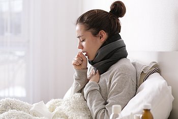 Bei einem Atemwegsinfekt wie Grippe oder Erkältung ist Husten ein typisches Symptom.   Für den geschwächten Körper ist Husten dann eine enorme Kraftanstrengung.