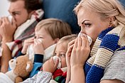 Eine Familie ist erkältet Eine komplette Familie leidet an einer Erkältung mit Schnupfen.