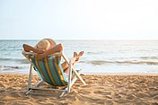 Frau am Strand mit einer Blasenentzündung Gerade im Urlaub, am Meer, kommt es häufig dazu, dass Frauen sich einen Harnwegsinfekt zuziehen.