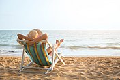 Gerade im Urlaub, am Meer, kommt es häufig dazu, dass Frauen sich einen Harnwegsinfekt zuziehen.