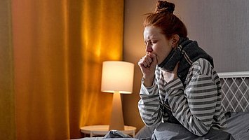 Egal ob Erkältung oder Grippe: trockener und später produktiver Husten ist ein häufiges Symptom