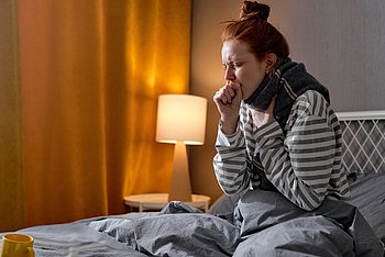 Egal ob Erkältung oder Grippe: trockener und später produktiver Husten ist ein häufiges Symptom