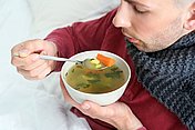 Hühnersuppe Ein Mann isst Hühnersuppe - diese ist bei Erkältungen immer noch ein bewährtes Hausmittel