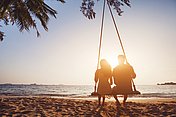 Honeymoon Zystitis Ein Paar in den Flitterwochen, wo die Frau eine Honeymoon Cystitis (Blasenentzündung) entwickelt hat.